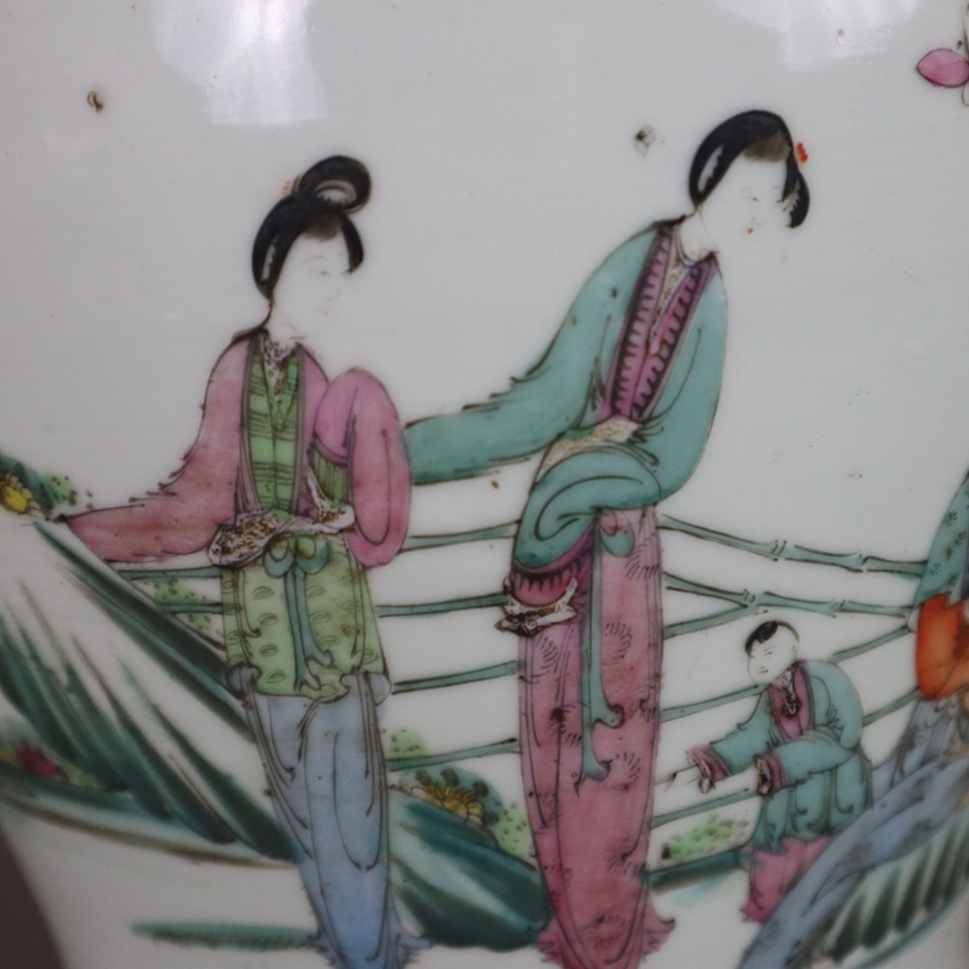 Ein Paar Famille rose-Vasen - China, späte Qing-Dynastie, Porzellan, polychrome Bemalung in der Far - Bild 5 aus 13