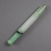 Zigarettenspitze aus Jade - China 20. Jh., weiß-grünliche Jade mit schwarzen Zonen, schlanke, längl