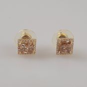 Ein Paar elegante Luxus-Ohrstecker mit großen Diamanten - Gelbgold 750/000, jeweils besetzt mit 1 g
