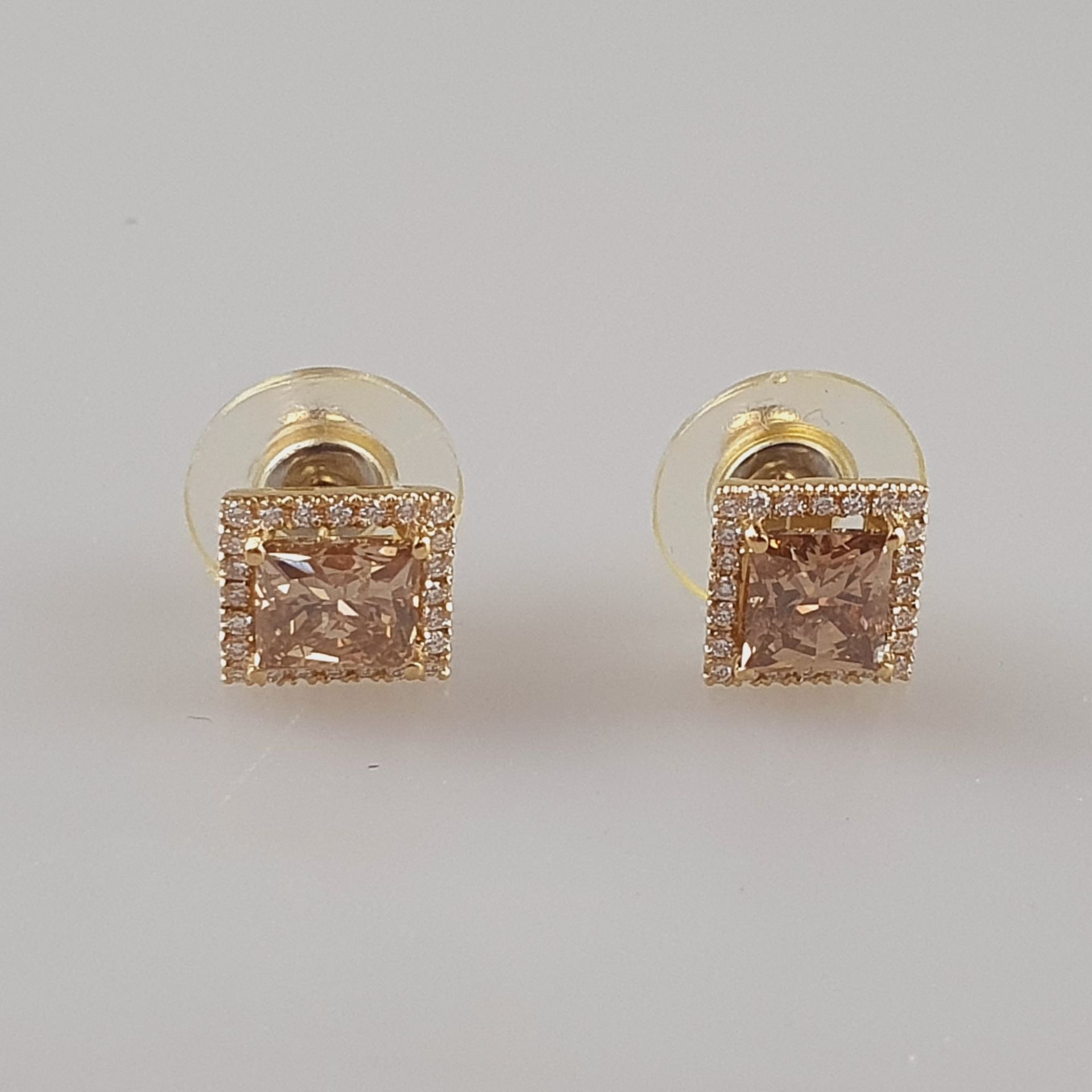 Ein Paar elegante Luxus-Ohrstecker mit großen Diamanten - Gelbgold 750/000, jeweils besetzt mit 1 g