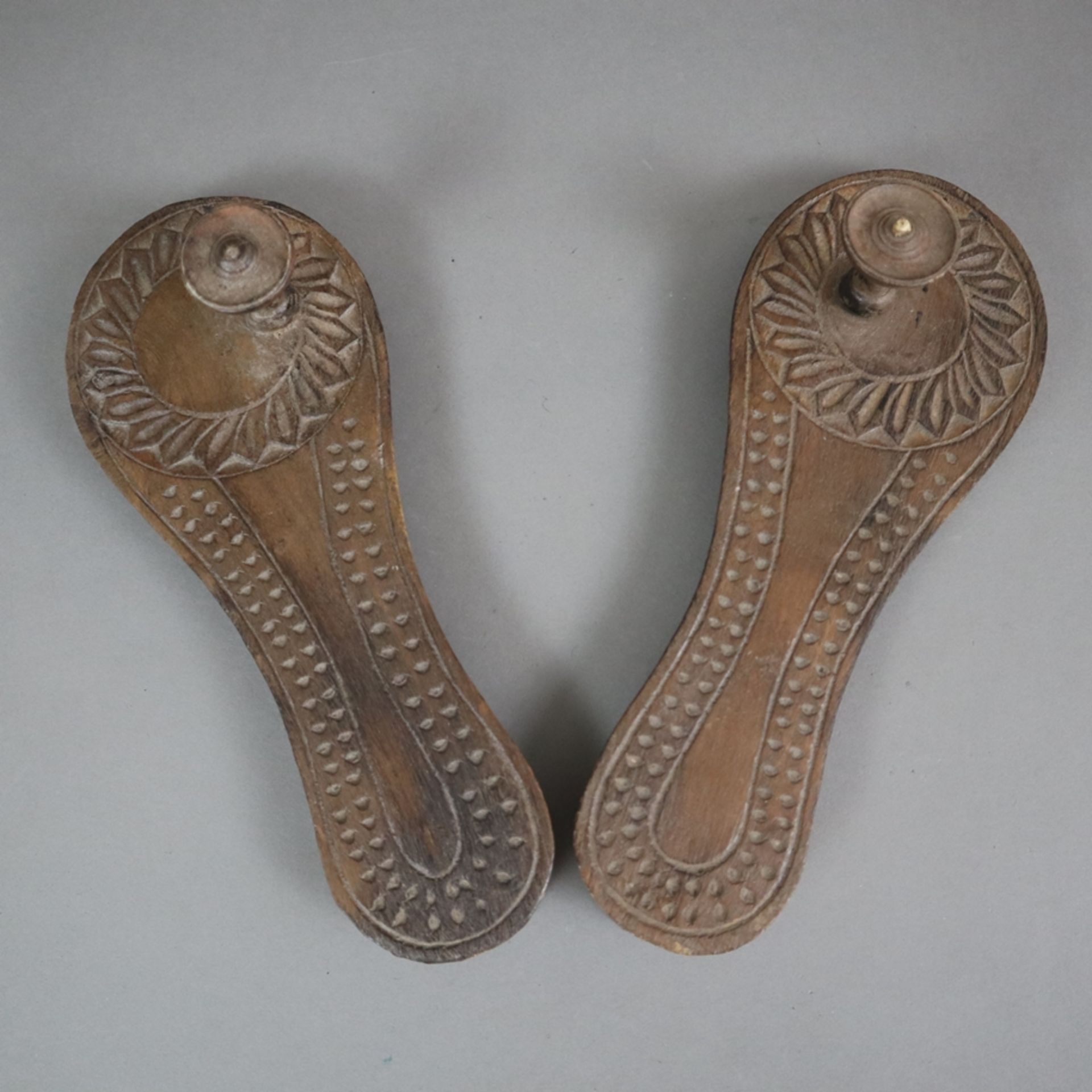 Drei Paar Pflocksandalen sog. „Paduka“ - Indien 19./20.Jh, Sohle, angearbeitete Stelzen unter Spitz - Bild 6 aus 8