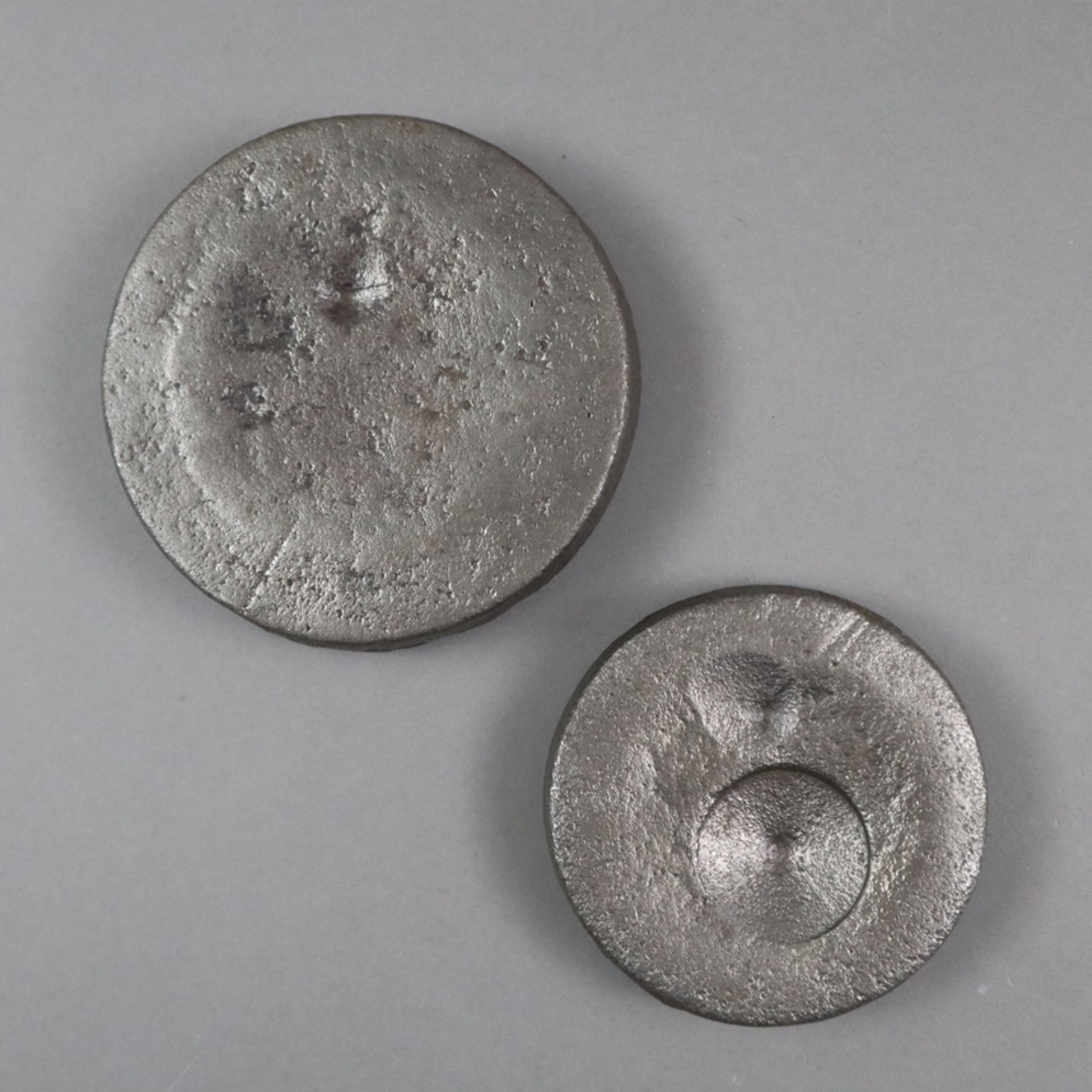 Zwei gusseiserne Gewichtstaler „1 Seer“ / „½ Seer“ - antike Gewichtseinheit in Indien vor 1947, 19. - Image 4 of 4