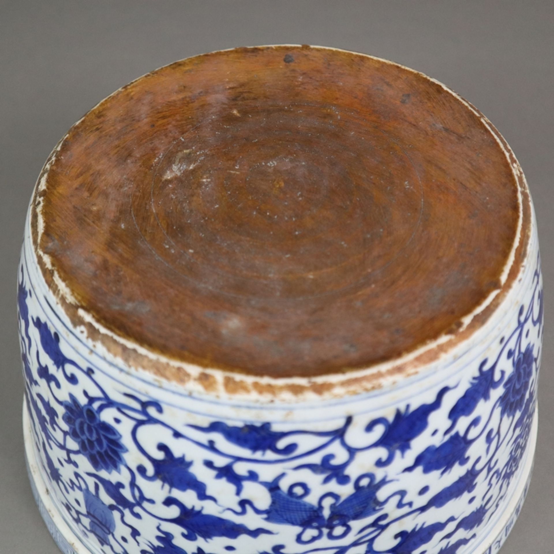 Blau-weißer Cachepot - China, zylindrische, leichte ausgestellte Wandung mit blauem Unterglasurdeko - Bild 10 aus 10
