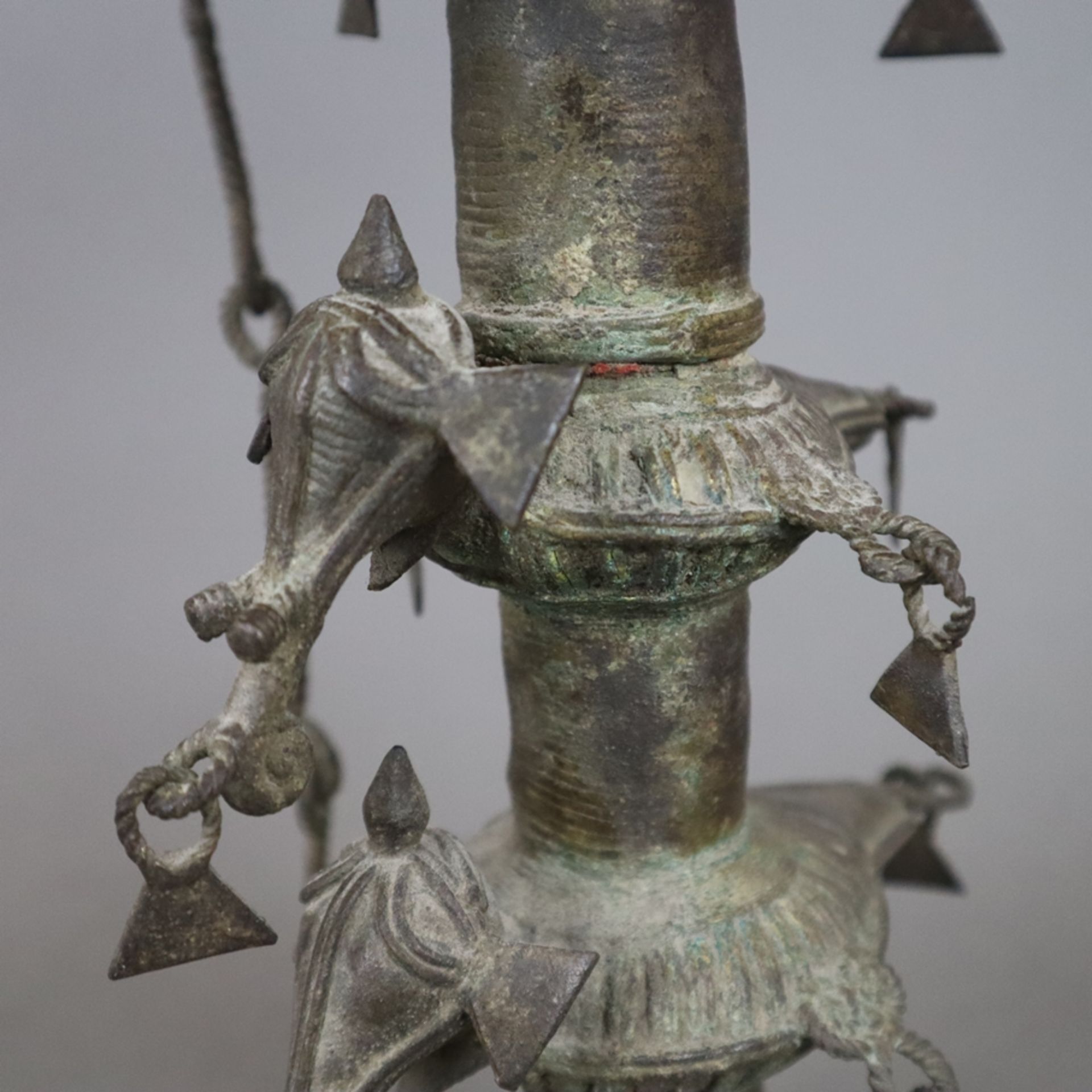 Hohe Öllampe - Indien, Bastar-Region, Bronze mit Alterspatina, über gewölbtem Fuß gegliederter Scha - Image 6 of 9