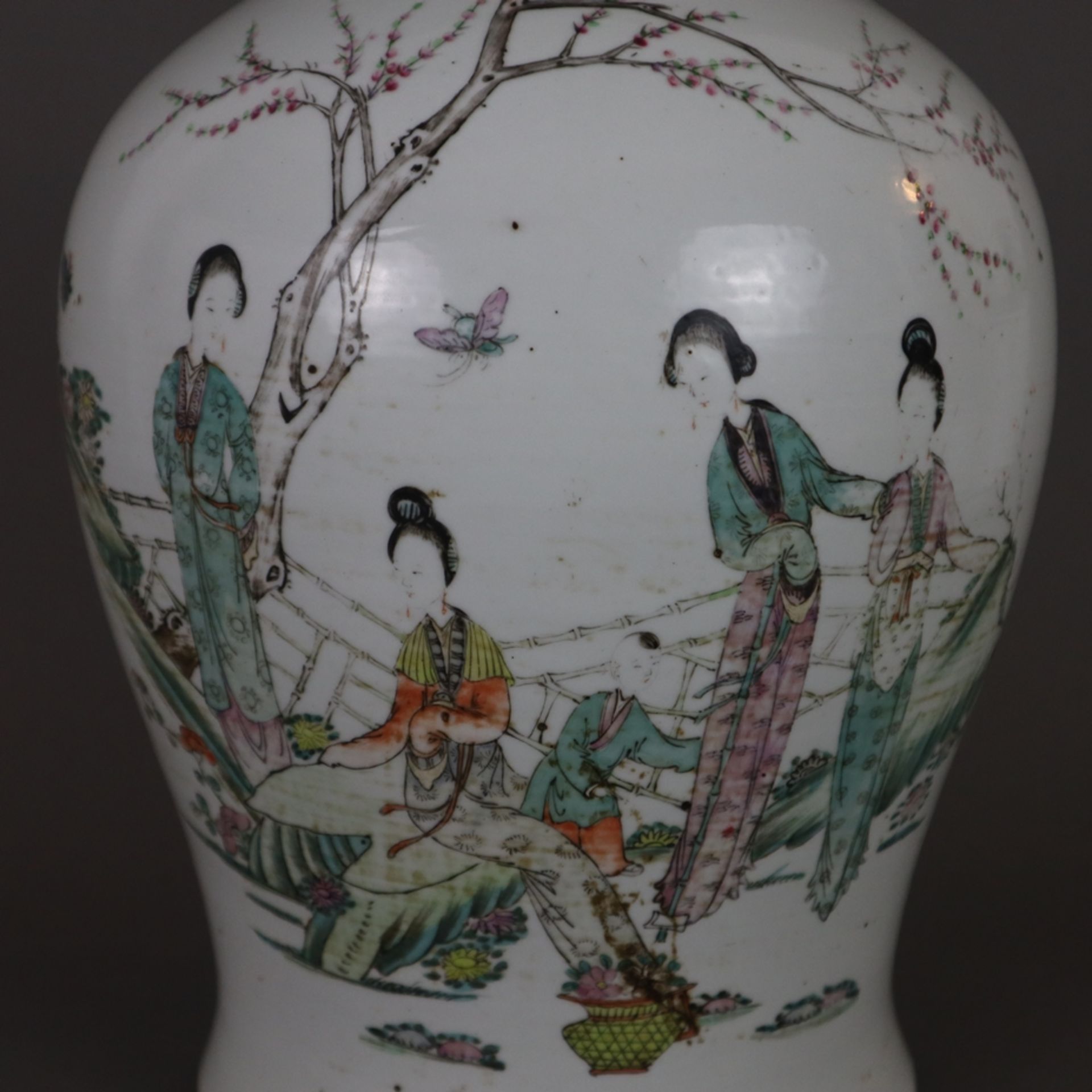 Ein Paar Famille rose-Vasen - China, späte Qing-Dynastie, Porzellan, polychrome Bemalung in der Far - Bild 8 aus 13