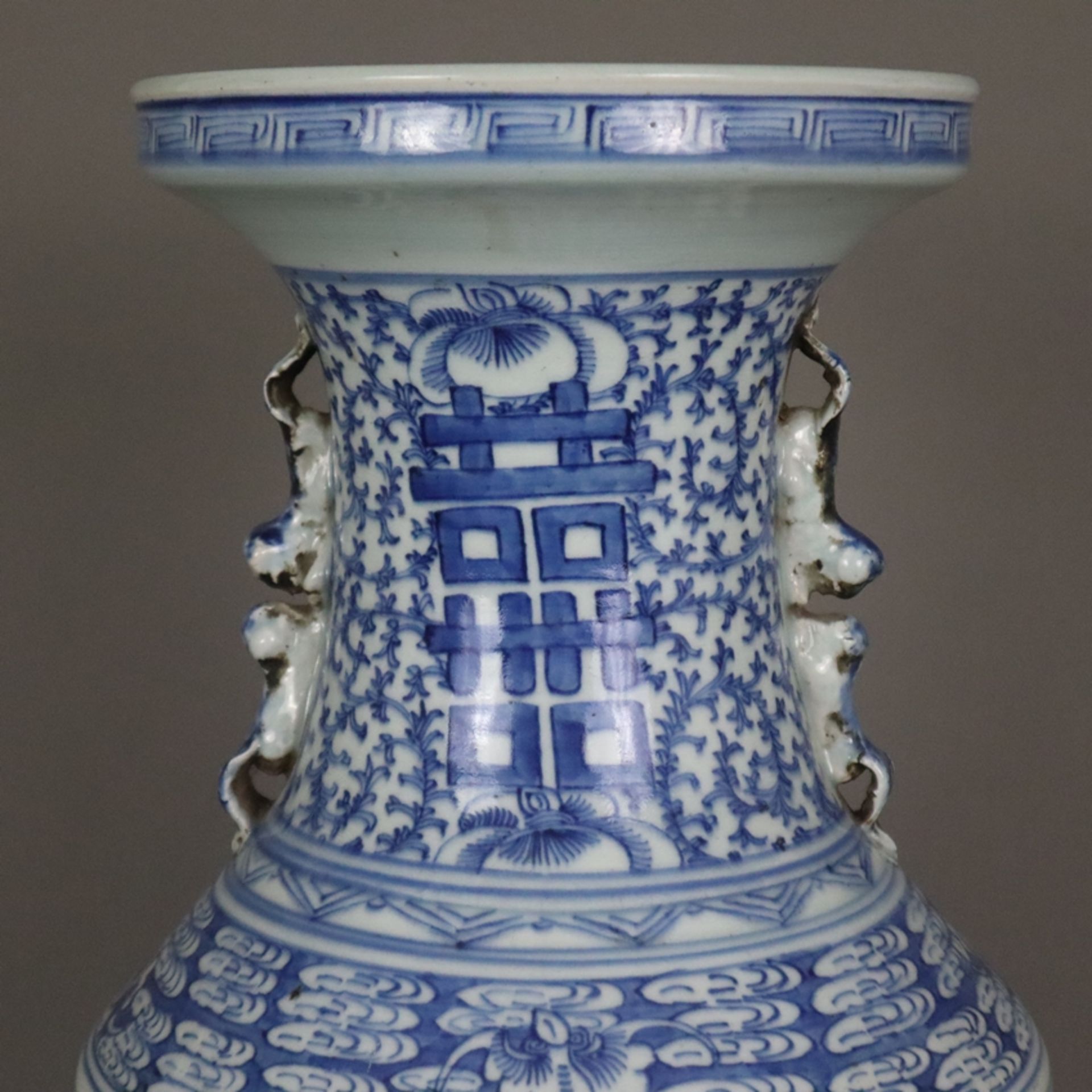 Blau-weiße Bodenvase - China, späte Qing-Dynastie, Tongzhi 1862-1875, sog. „Hochzeitsvase“, auf der - Bild 2 aus 14