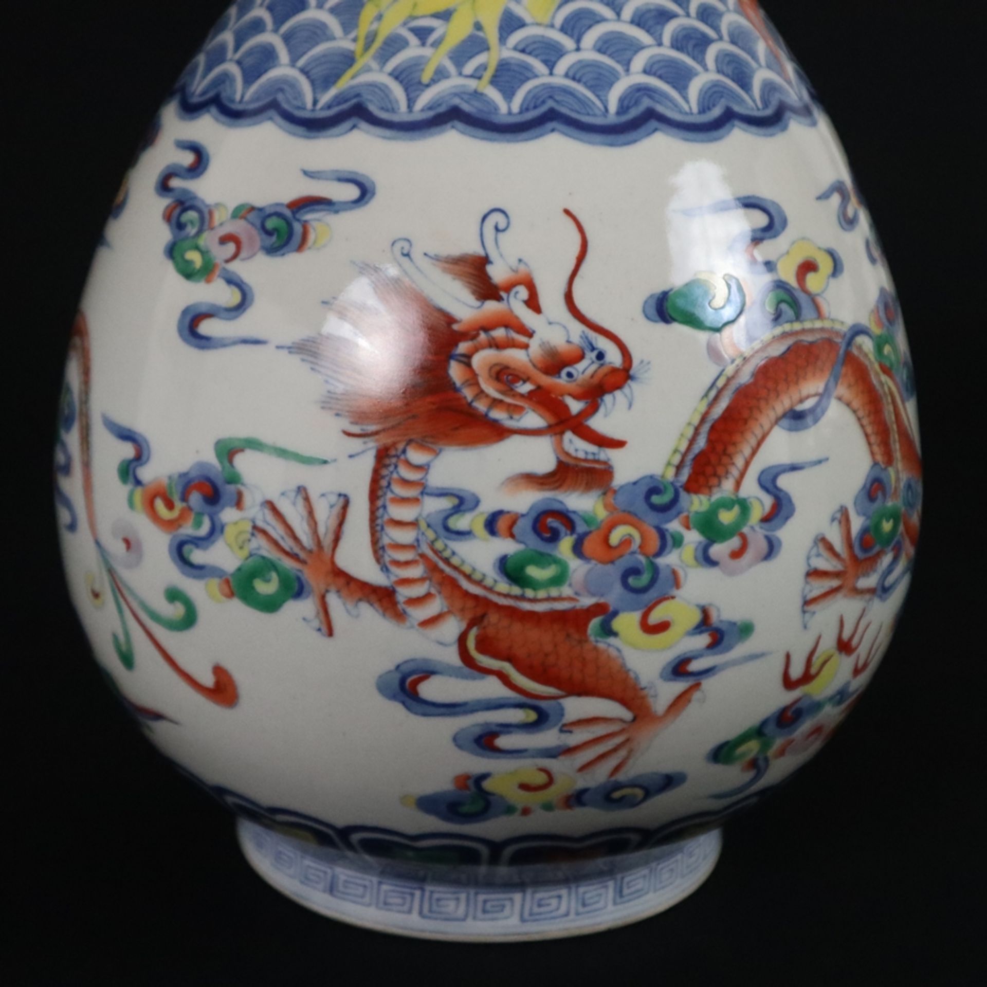 Drachenvase - China 20.Jh., Porzellan, über Standring birnförmige mit langem Hals und leicht einges - Bild 6 aus 10