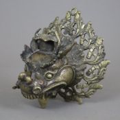 Figürlicher Kerzenleuchter - China, Bronze, einflammig, als vollrunder Qilin-Kopf mit aufgerissenem
