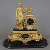 Napoléon III-Figurenpendule - Frankreich, 2. Hälfte 19. Jh., reich reliefierter Sockel aus vergolde
