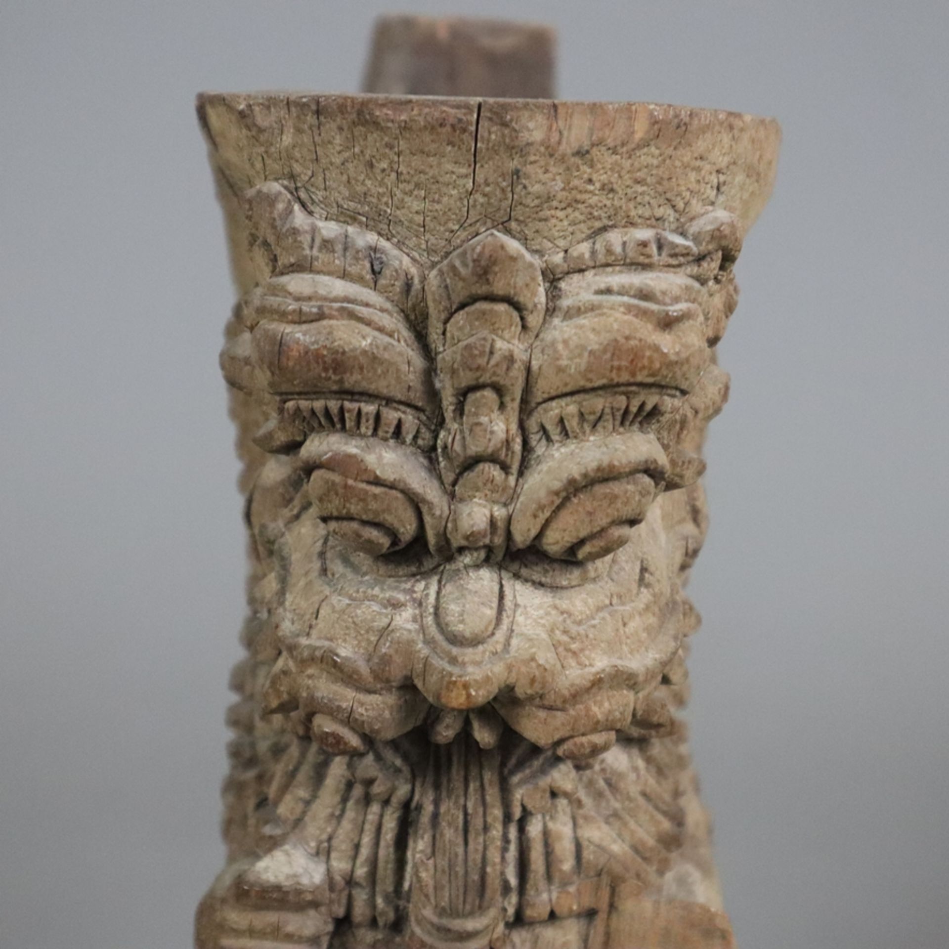 Möbel-Zierfragment mit Löwenmotiv - Indien, Holz geschnitzt, wohl Teil einer Armlehne mit vollrunde - Image 4 of 7
