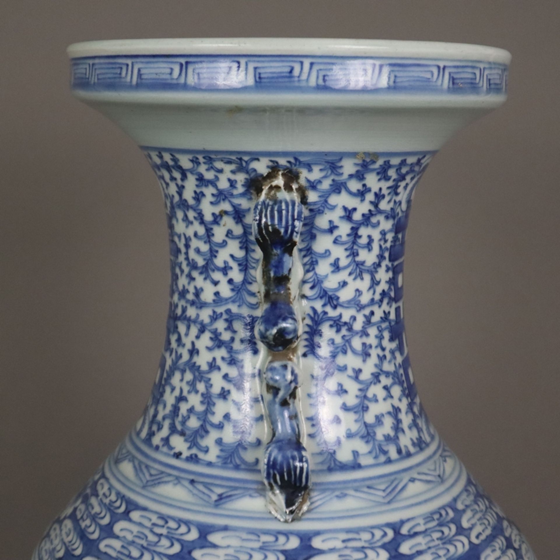 Blau-weiße Bodenvase - China, späte Qing-Dynastie, Tongzhi 1862-1875, sog. „Hochzeitsvase“, auf der - Bild 9 aus 14