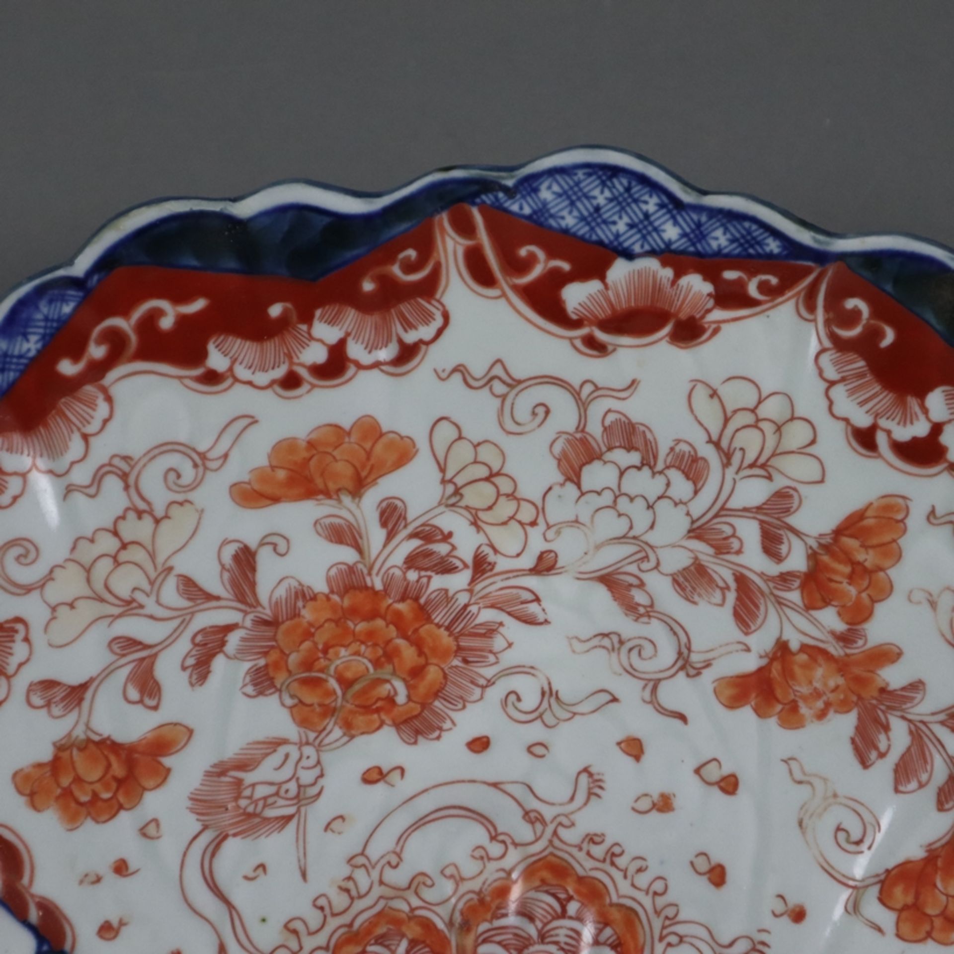 Imari-Porzellanplatte - Japan, ca. Meiji-Periode, ovale, unregelmäßig passige Form mit gerippter Wa - Bild 3 aus 8