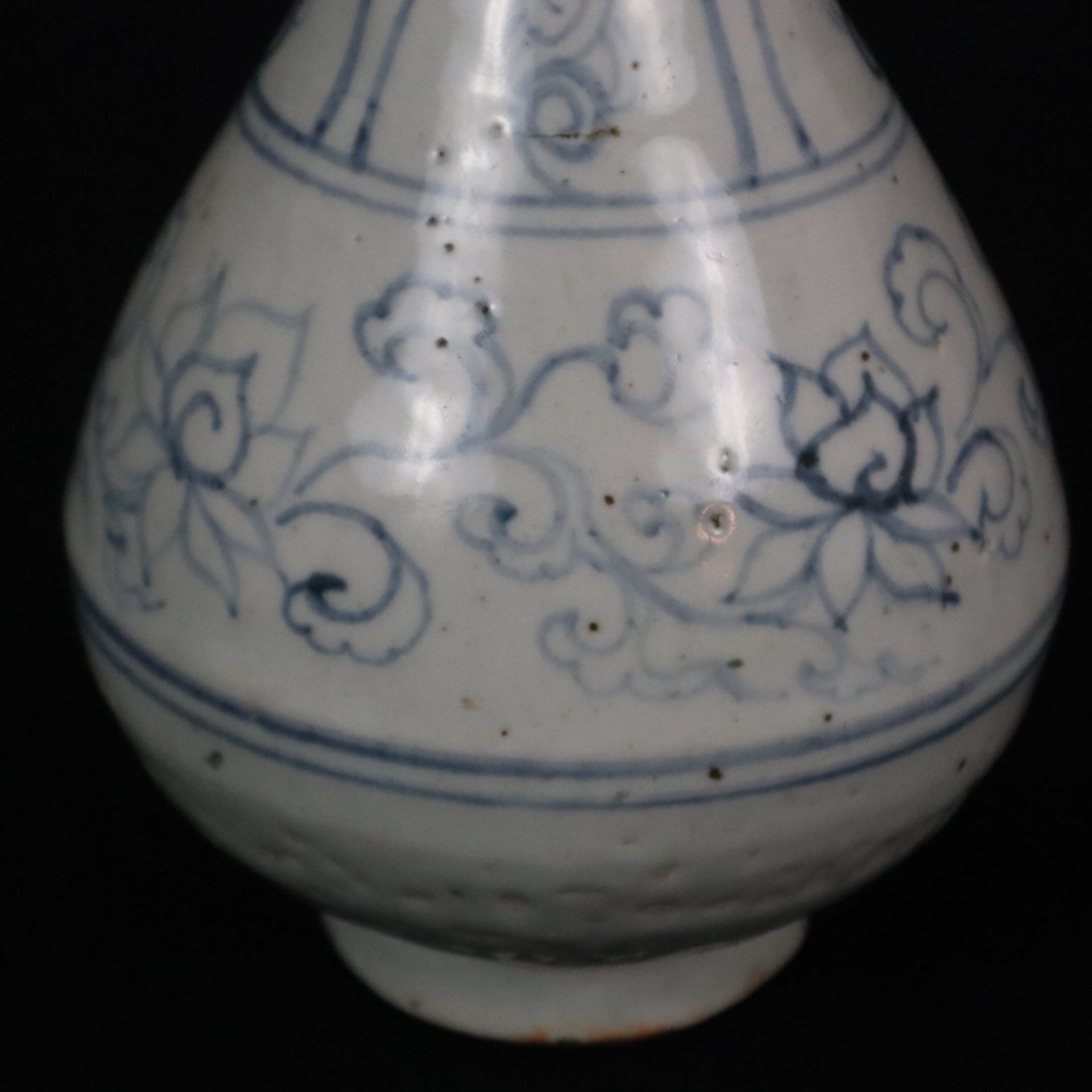 Flaschenvase - China, vom Typ „Yuhuchun“, Porzellanvase mit birnenförmigem Körper, dekoriert mit Lo - Bild 5 aus 9