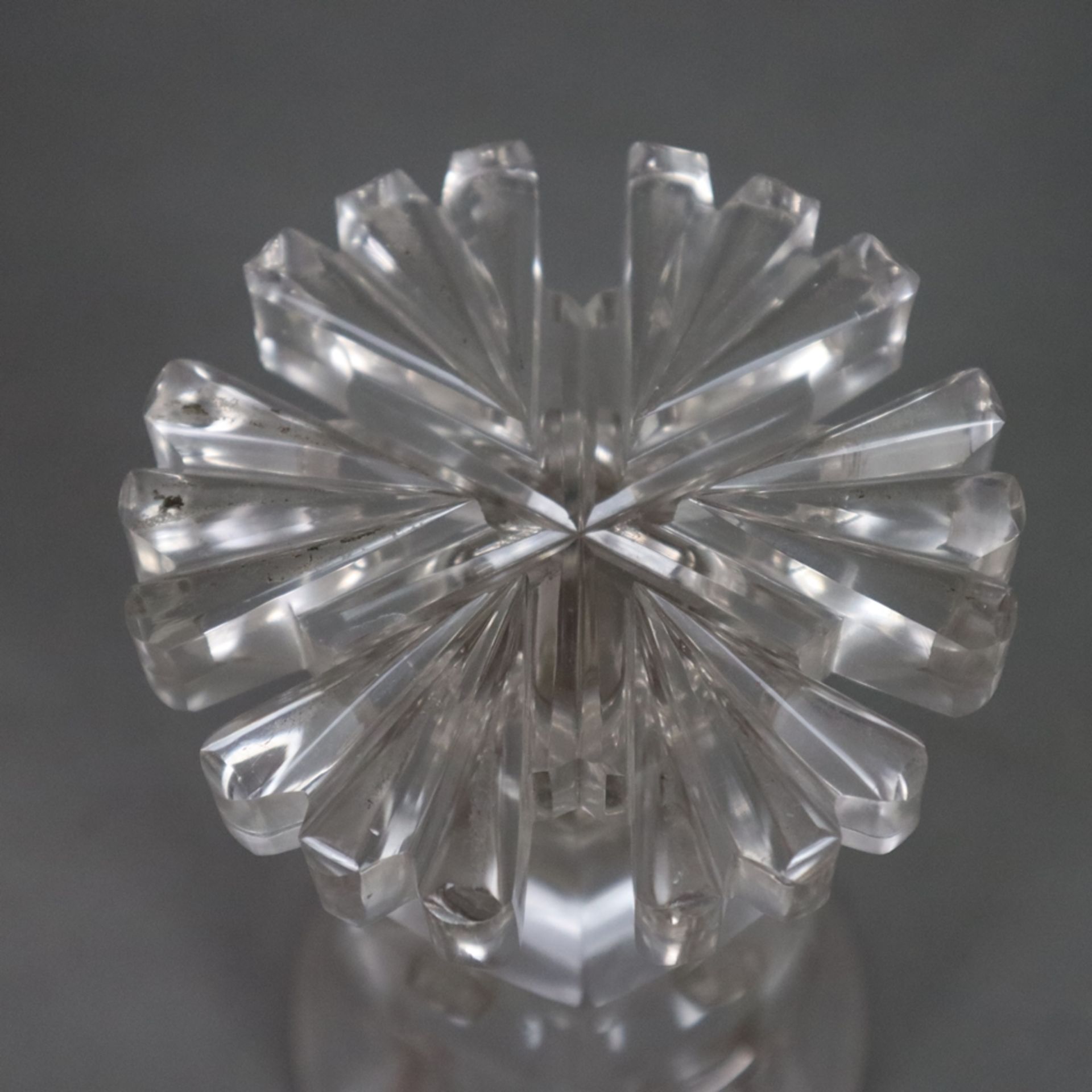 Großes Kelchglas - 19. Jh., wohl Böhmen, dickwandiges Klarglas, über gezacktem Fuß facettierter Sch - Bild 7 aus 7