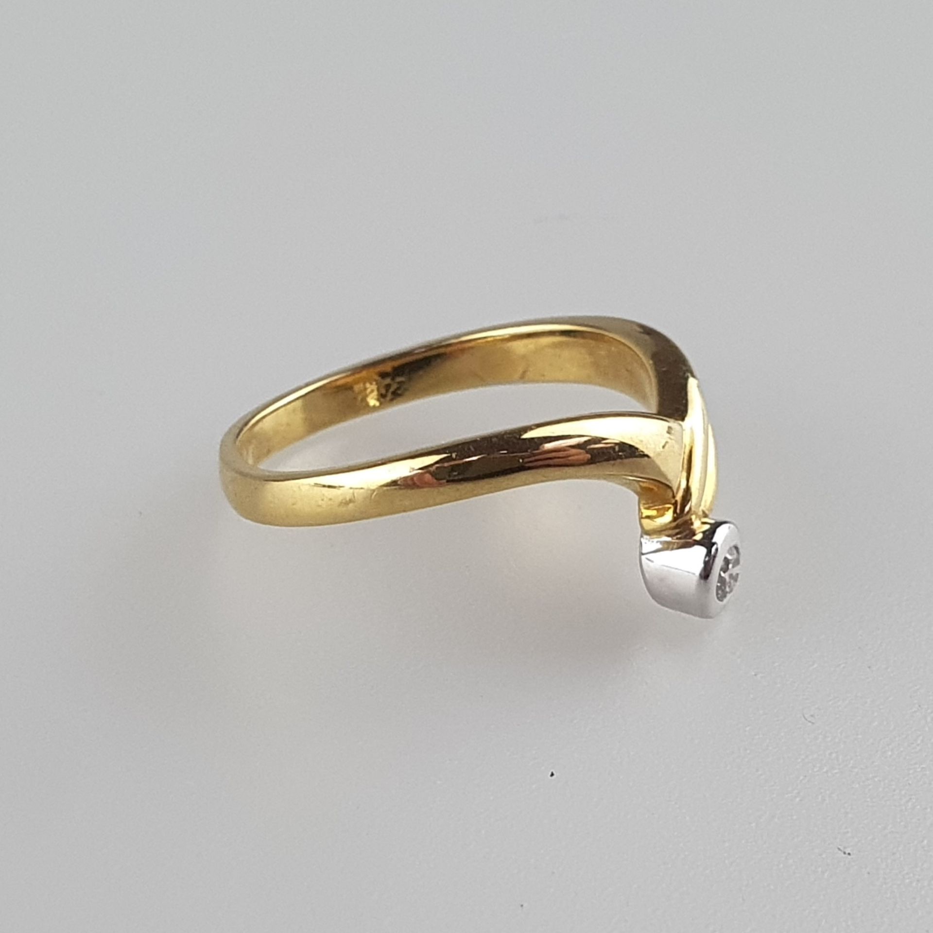 Goldring mit Brillant - Gelb-/Weißgold 750/000, gestempelt, spitz zulaufender Ringkopf besetzt mit - Bild 3 aus 6