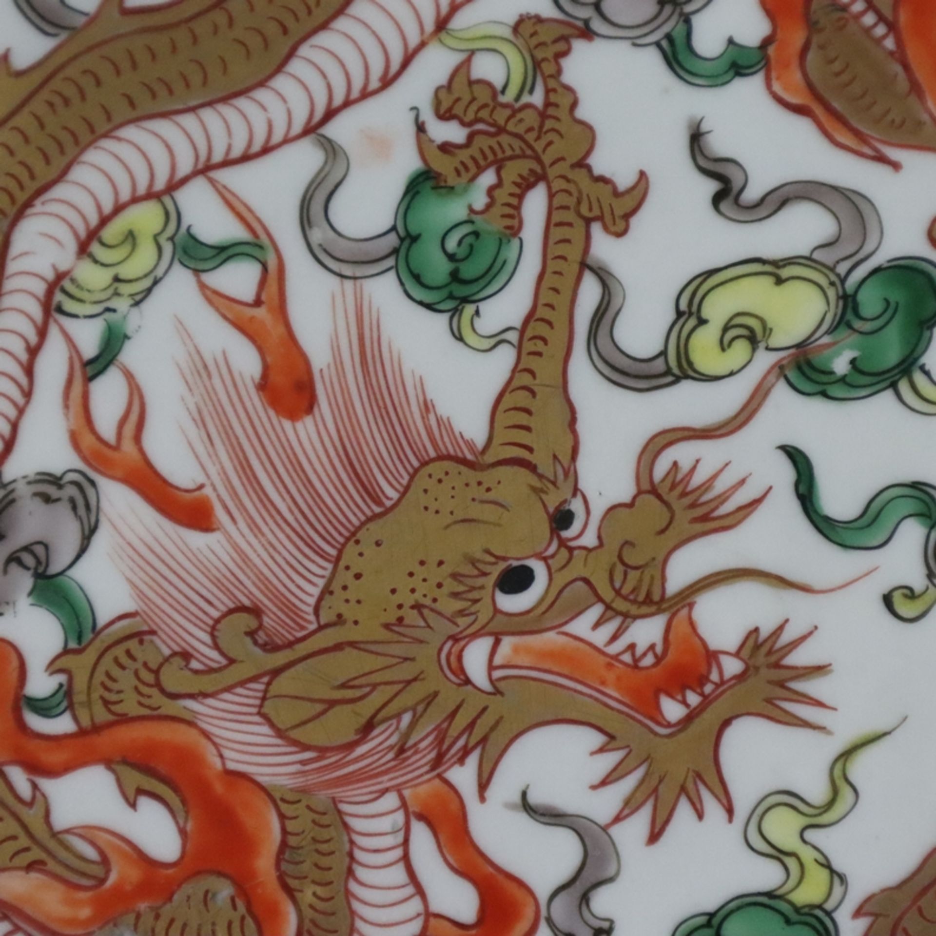Zwei Drachenteller - China, frühes 20.Jh., runde Form mit blütenförmiger Fahne, im Spiegel jeweils  - Bild 3 aus 9