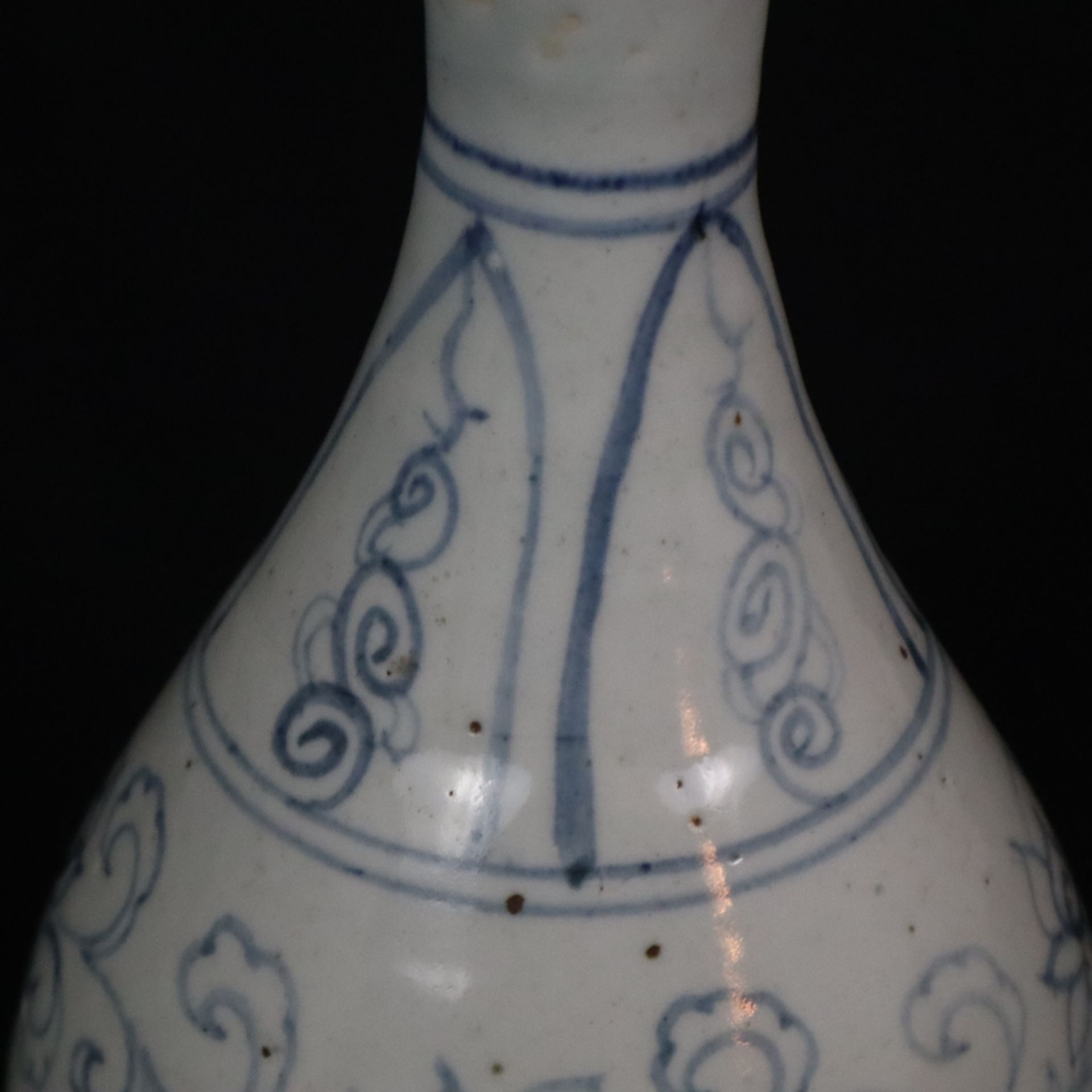 Flaschenvase - China, vom Typ „Yuhuchun“, Porzellanvase mit birnenförmigem Körper, dekoriert mit Lo - Bild 8 aus 9