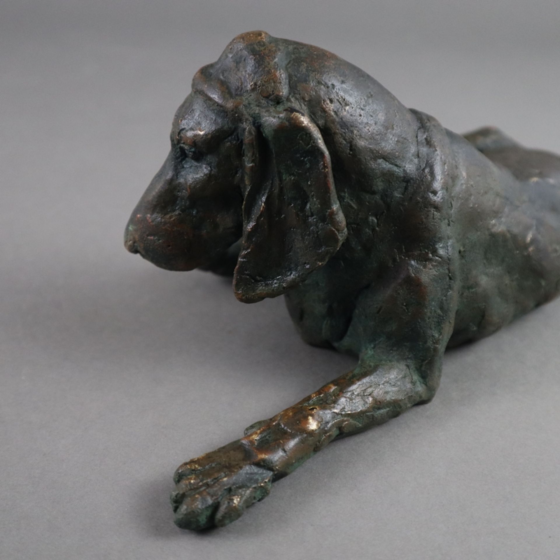 Tierfigur "Liegender Jagdhund" - 1. Hälfte 20. Jh., Bronze, dunkelbraun patiniert, Hohlguss, offene - Bild 3 aus 5