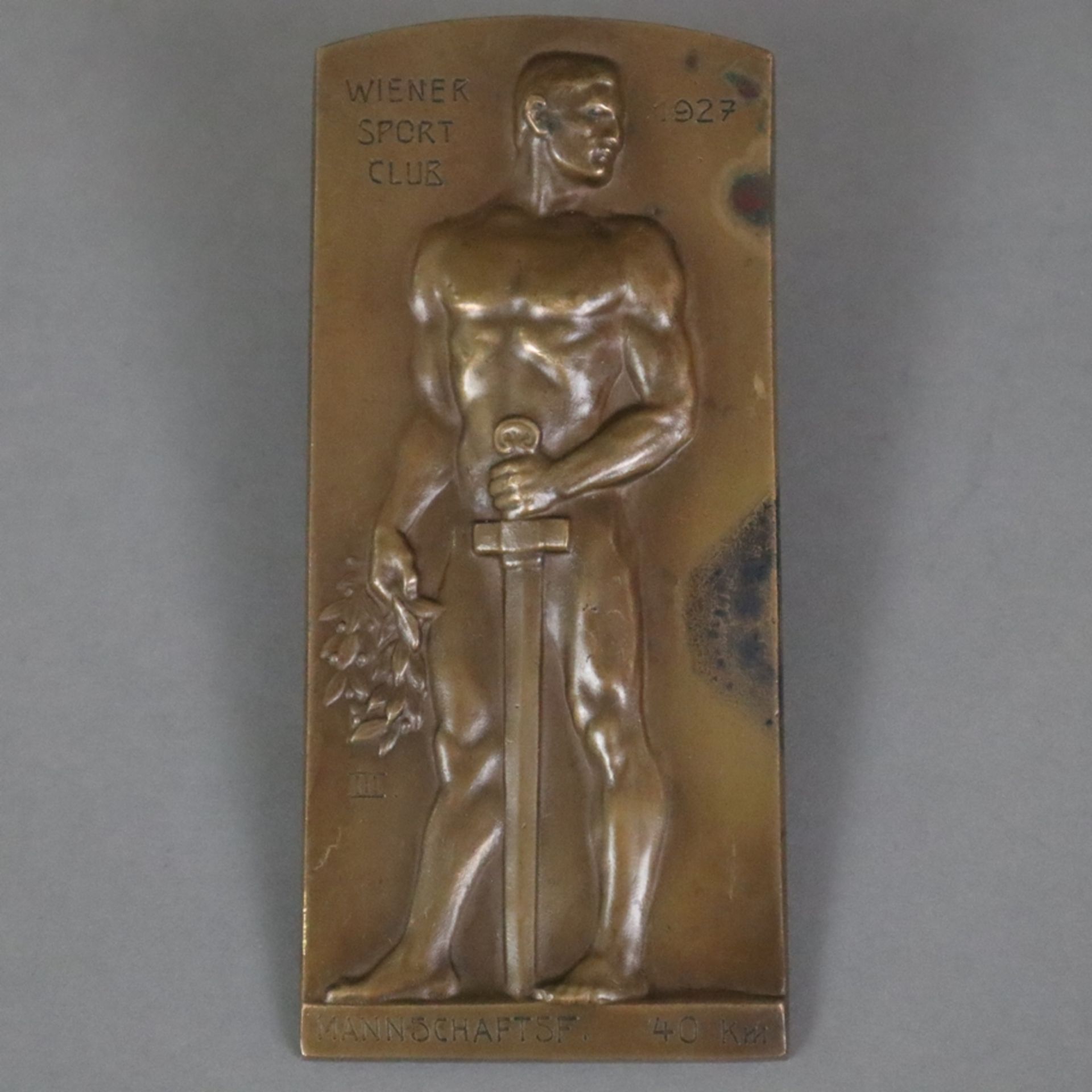Bronzeplakette "Wiener Sport Club 1927" - hochrechteckige Form mit abgerundetem Abschluss, Reliefde