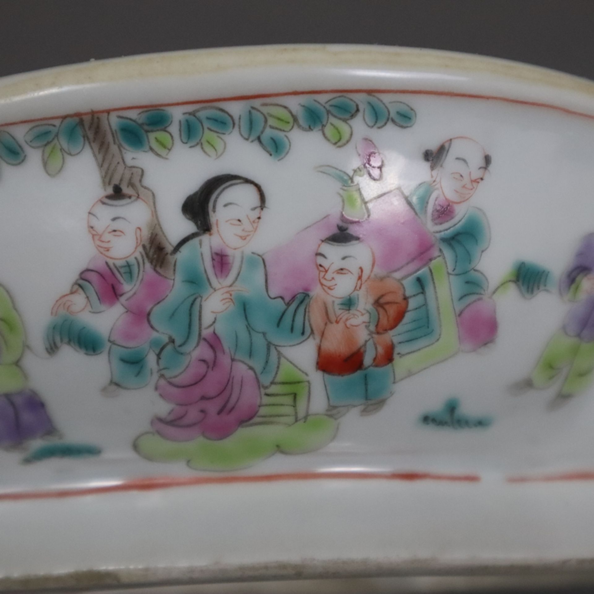 Fußschale - China, Porzellan, vierpassige Ovalform, beidseitig mehrfigurig besetzte Reserven in den - Bild 2 aus 7