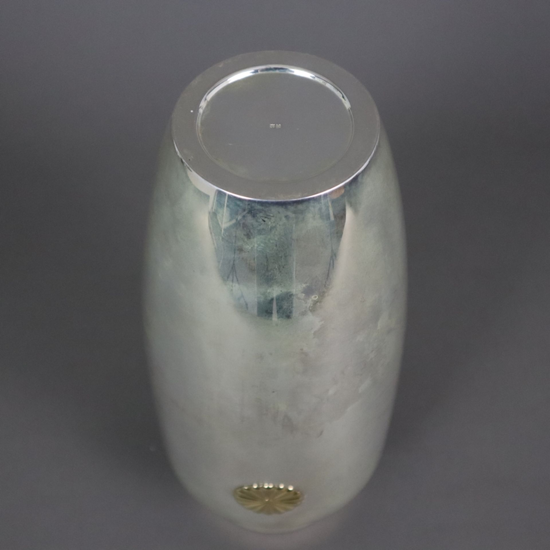 Silber-Vase - Japan, 20. Jh., Massivsilber, sich nach oben erweiternde Form mit kurzem Hals und aus - Bild 6 aus 9