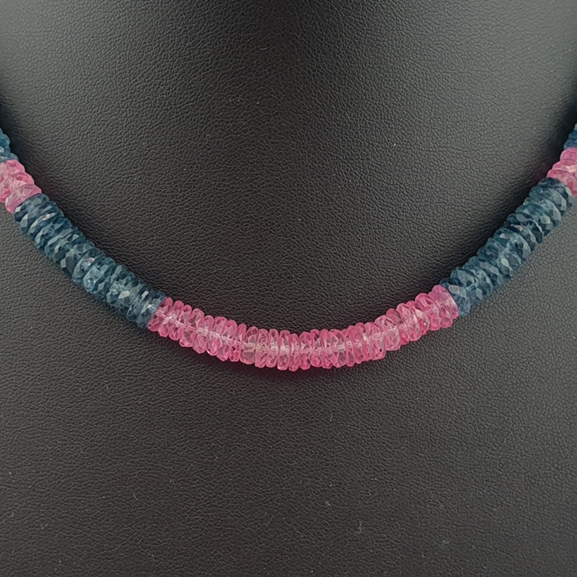 Topaskette mit Saphirschließe - facettierte blaue und pinkfarbene Topas-Rondelle (ca.7 mm) von insg - Bild 2 aus 7