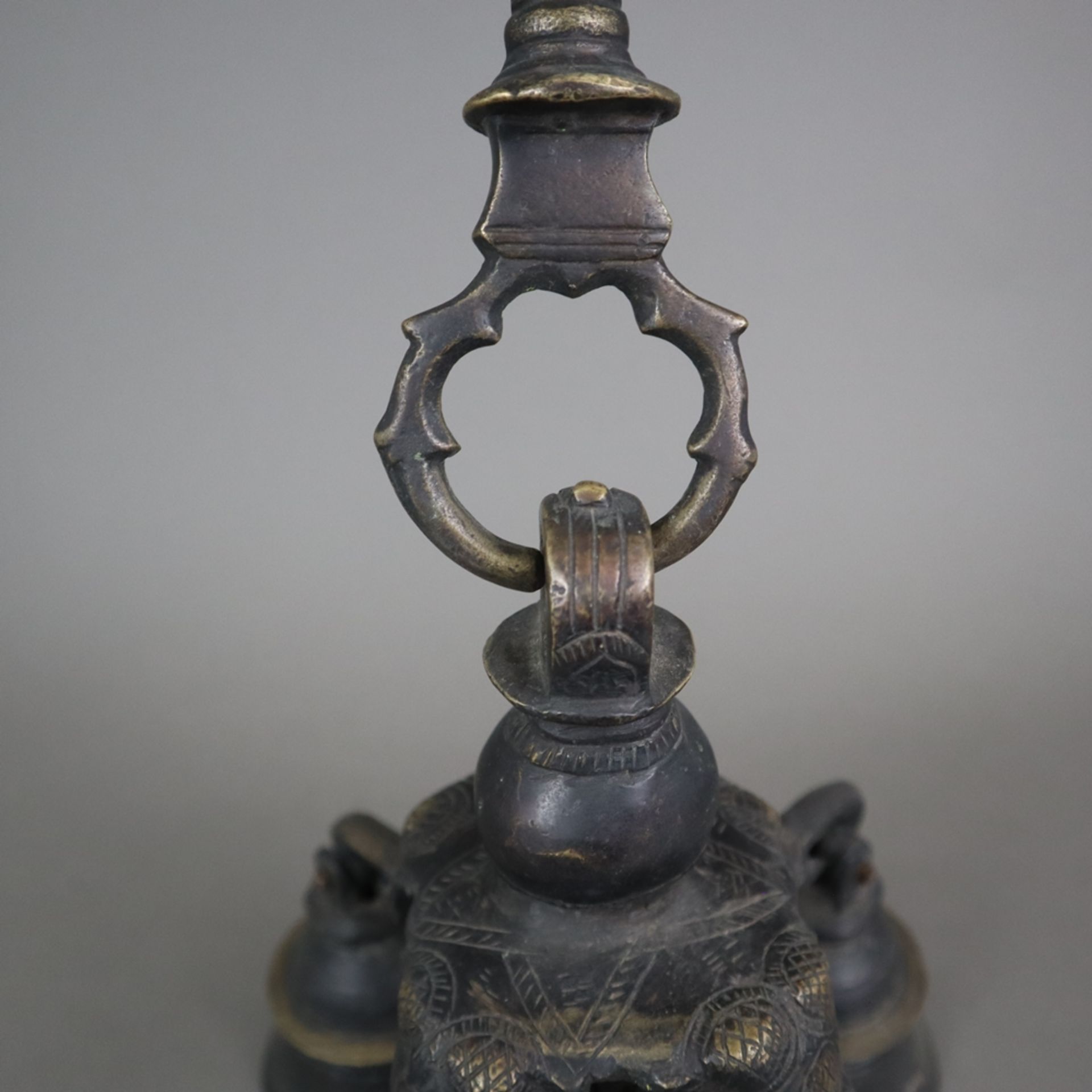 Tempelglocken mit Kettenaufhängung - Bronzelegierung, fünf Glocken an geschwungenem Gestell mit Gan - Image 2 of 8