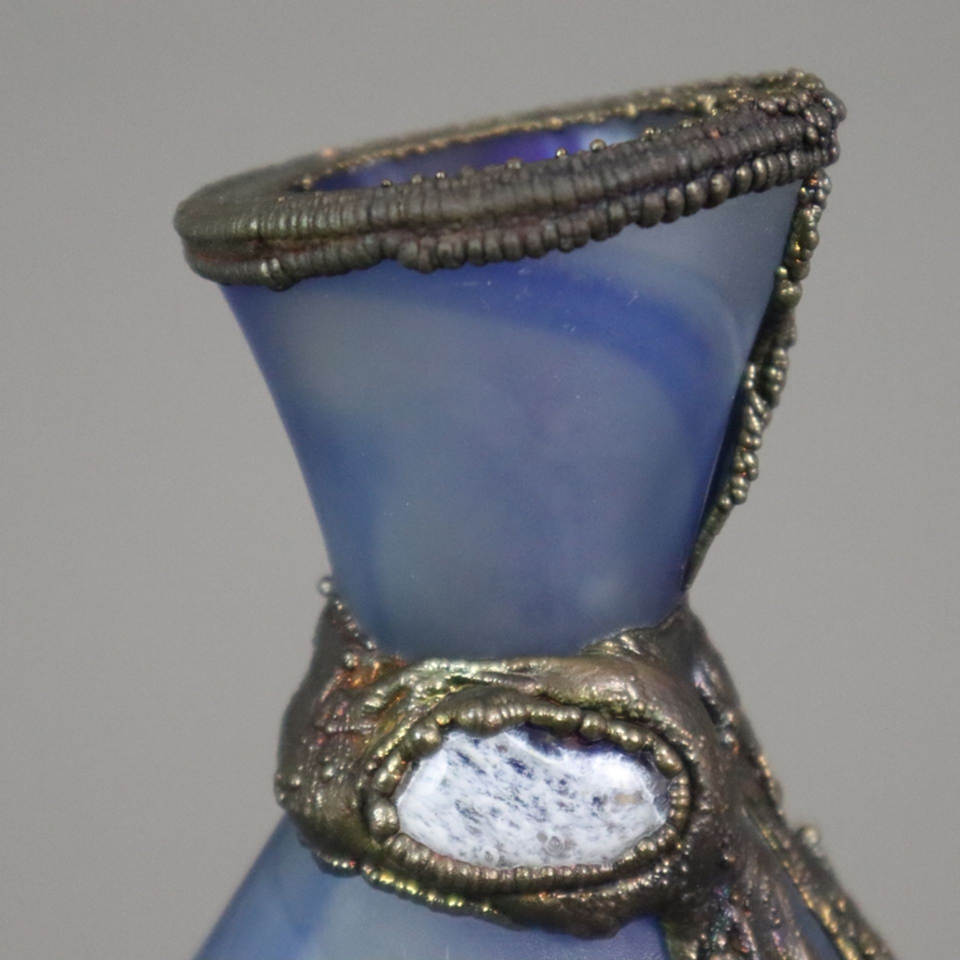 Glasvase in Frauentorso-Form - Filip Ravert, Rumänien, 20. Jh., Klarglas mit blauen Pulvereinschmel - Bild 3 aus 9