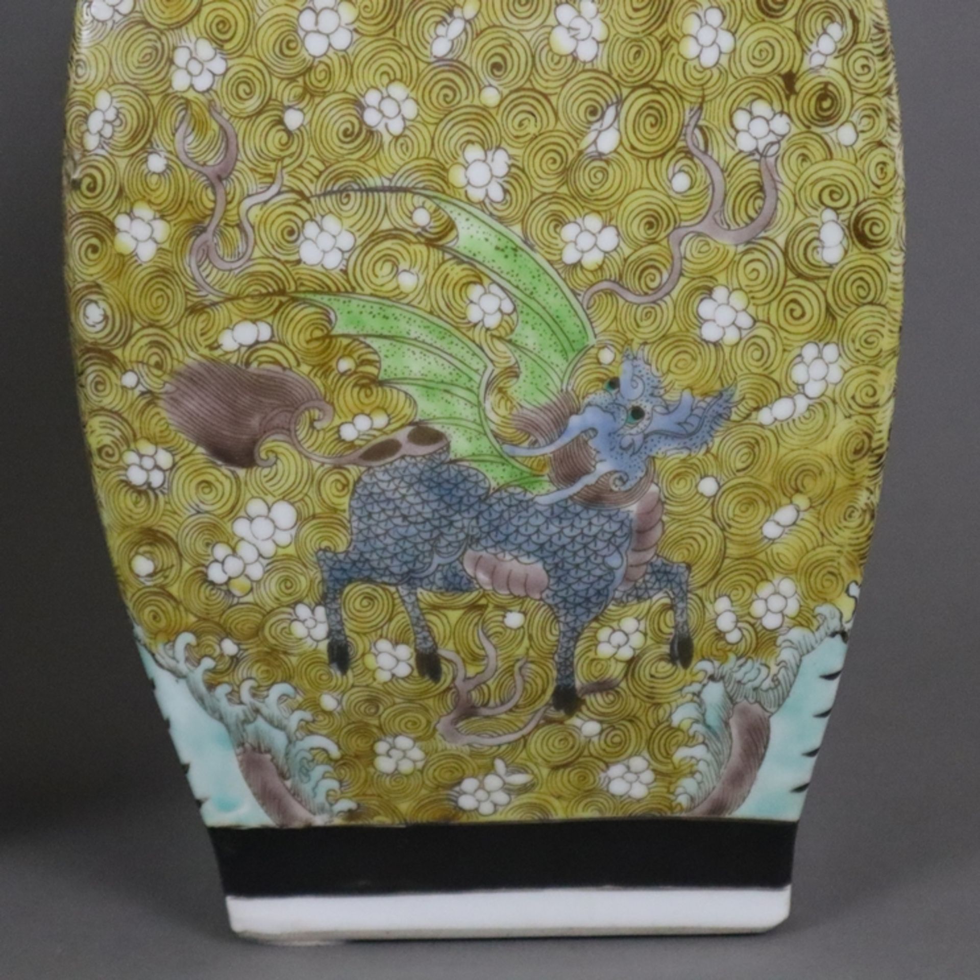 Ein Paar Vasen - China, ausgehende Qing-Dynastie, gebauchte Vierkantwandung mit flachem vorkragende - Bild 10 aus 12
