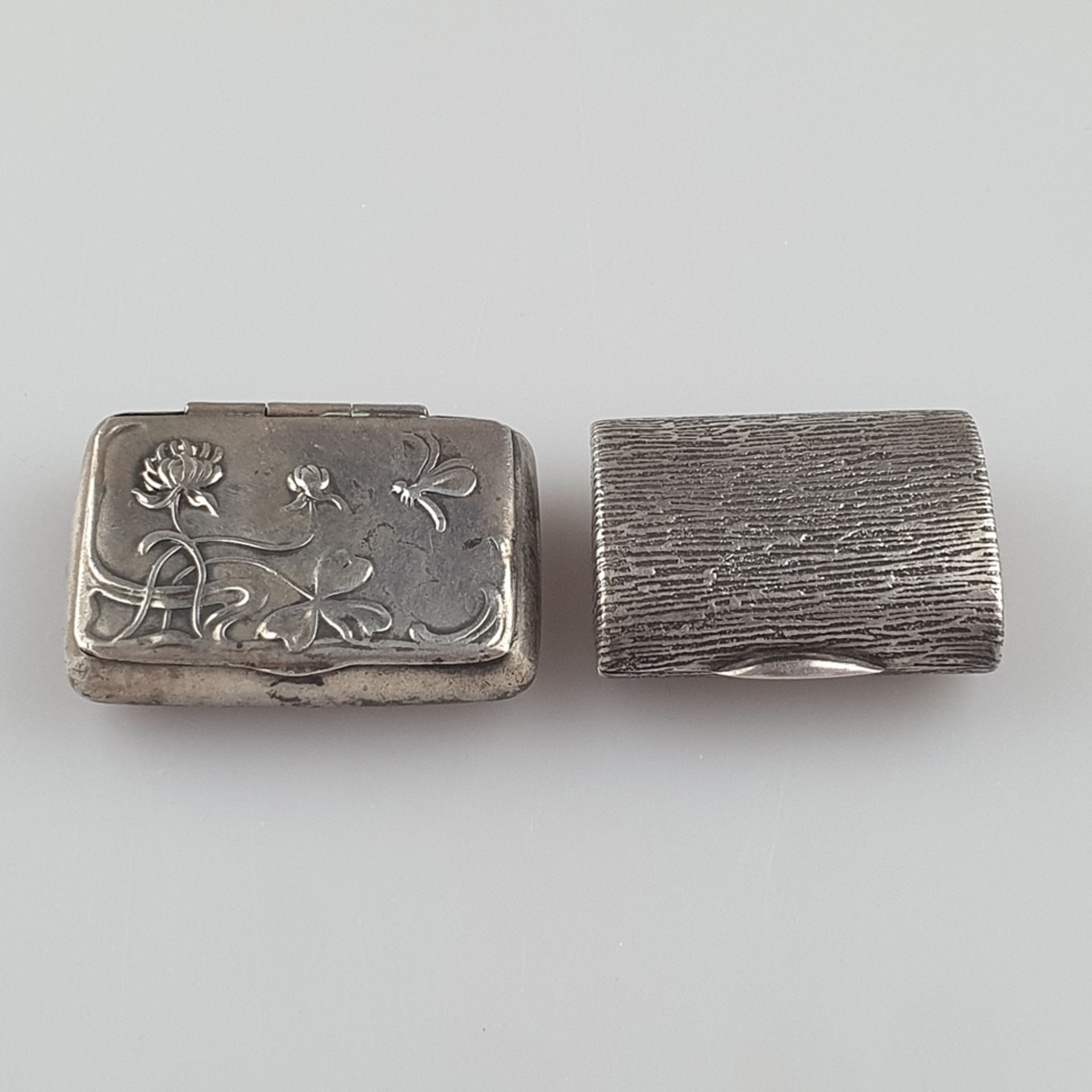 Zwei Pillendosen - Silber, jeweils mit Scharnierdeckel und Daumengriff, 1x mit Jugendstil-Relief, u