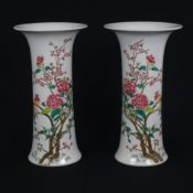 Ein Paar Trompetenvasen - China 20.Jh., Porzellan, zylindrischer Korpus mit ausgestellten Fuß- und
