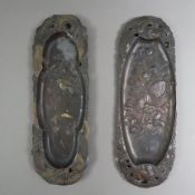 Zwei Pinselablagen - Japan, Metall, bronziert, längliche Form mit Reliefdekor: Vogelmotive auf blüh