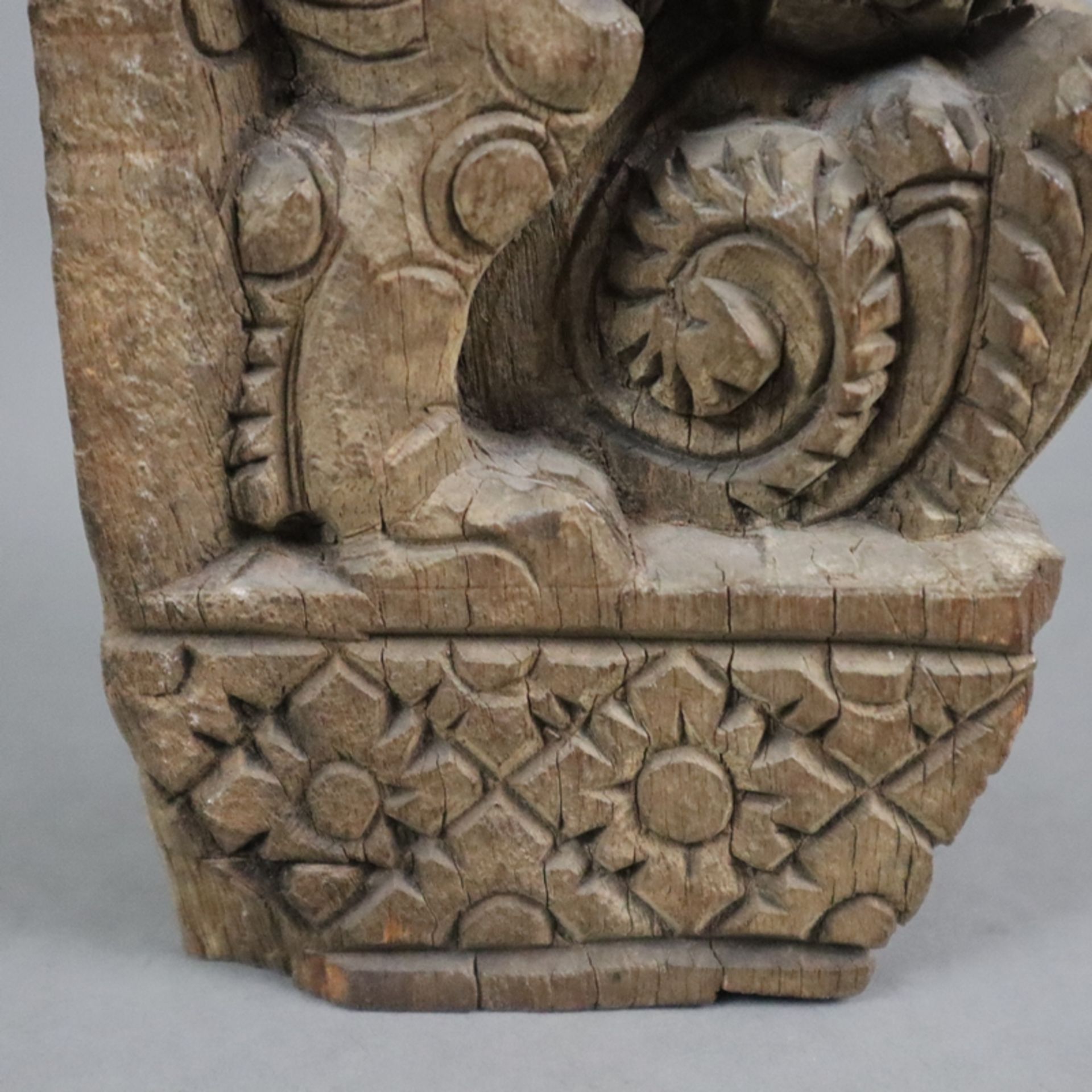 Möbel-Zierfragment mit Löwenmotiv - Indien, Holz geschnitzt, wohl Teil einer Armlehne mit vollrunde - Image 7 of 7