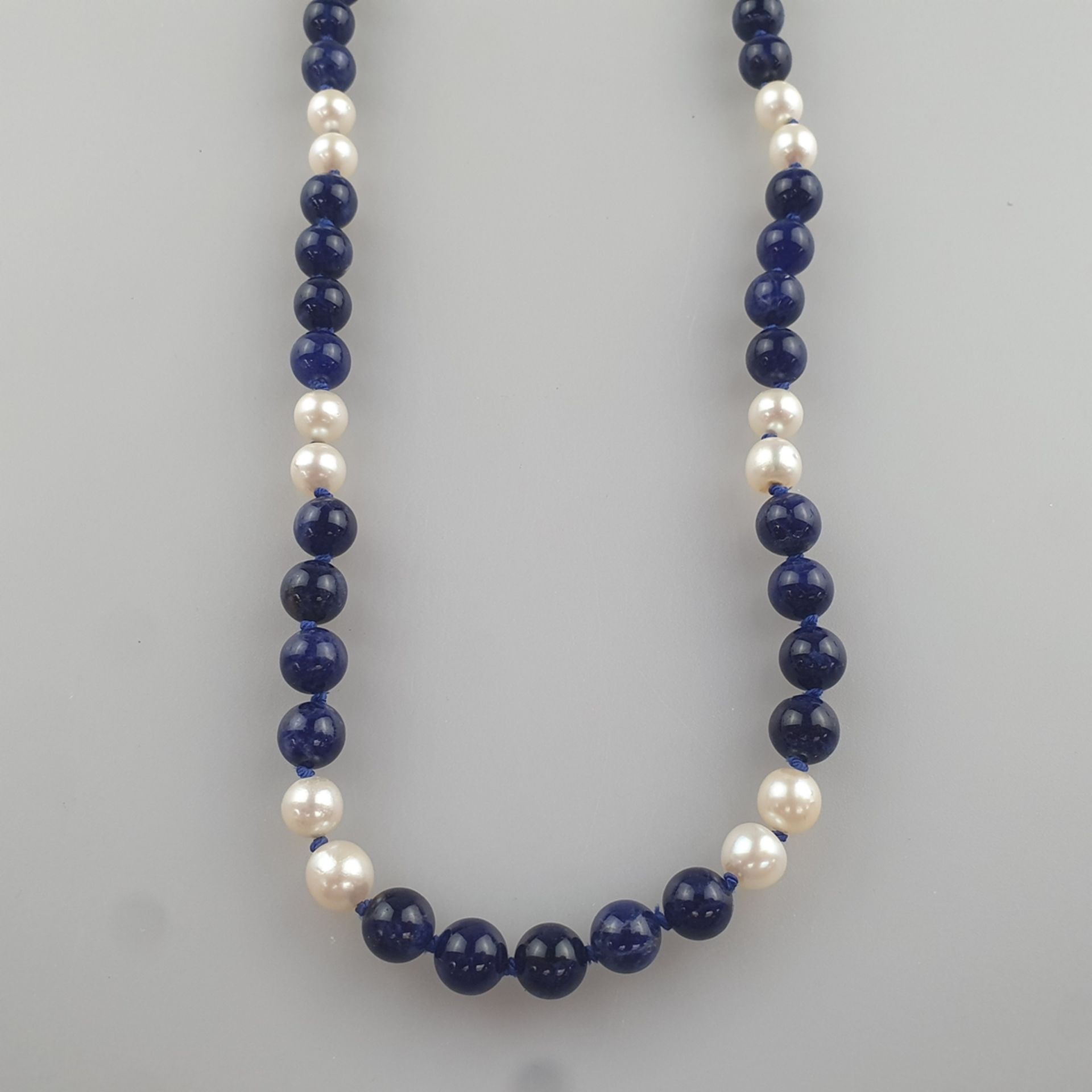 Halskette mit Lapiskugeln, Zuchtperlen sowie 18K-Goldschließe - lange Halskette aus 16 Zuchtperlen - Bild 4 aus 5