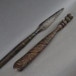 Speer mit Scheide - Indonesien, wohl 19./20. Jh., lanzettförmiges Blatt von ca. 19 cm Länge, leicht