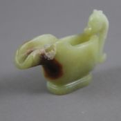 Miniaturgefäß in archaischer „Yi“ - Form-China, seladonfarbene Jade partiell mit brauner Einfärbung