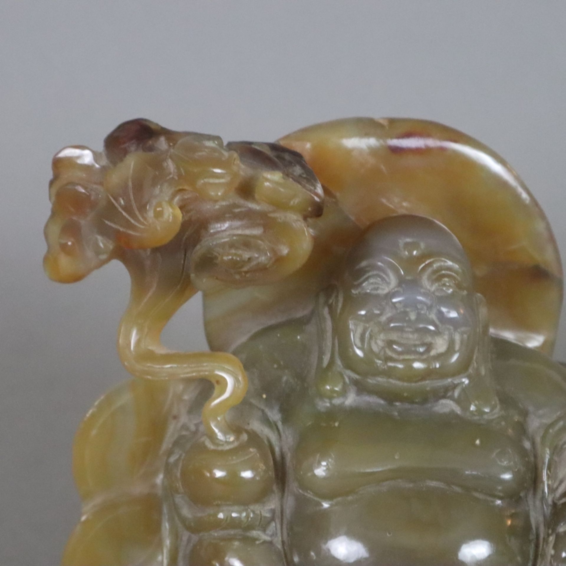 Budai - China, Achat fein geschnitten und poliert, vollplastisch gearbeitete Darstellung eines sitz - Bild 2 aus 10