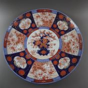 Sehr große Imari-Porzellanplatte - Japan, Meiji-/ Taishō-Zeit, leicht gemuldete Rundform mit glatte