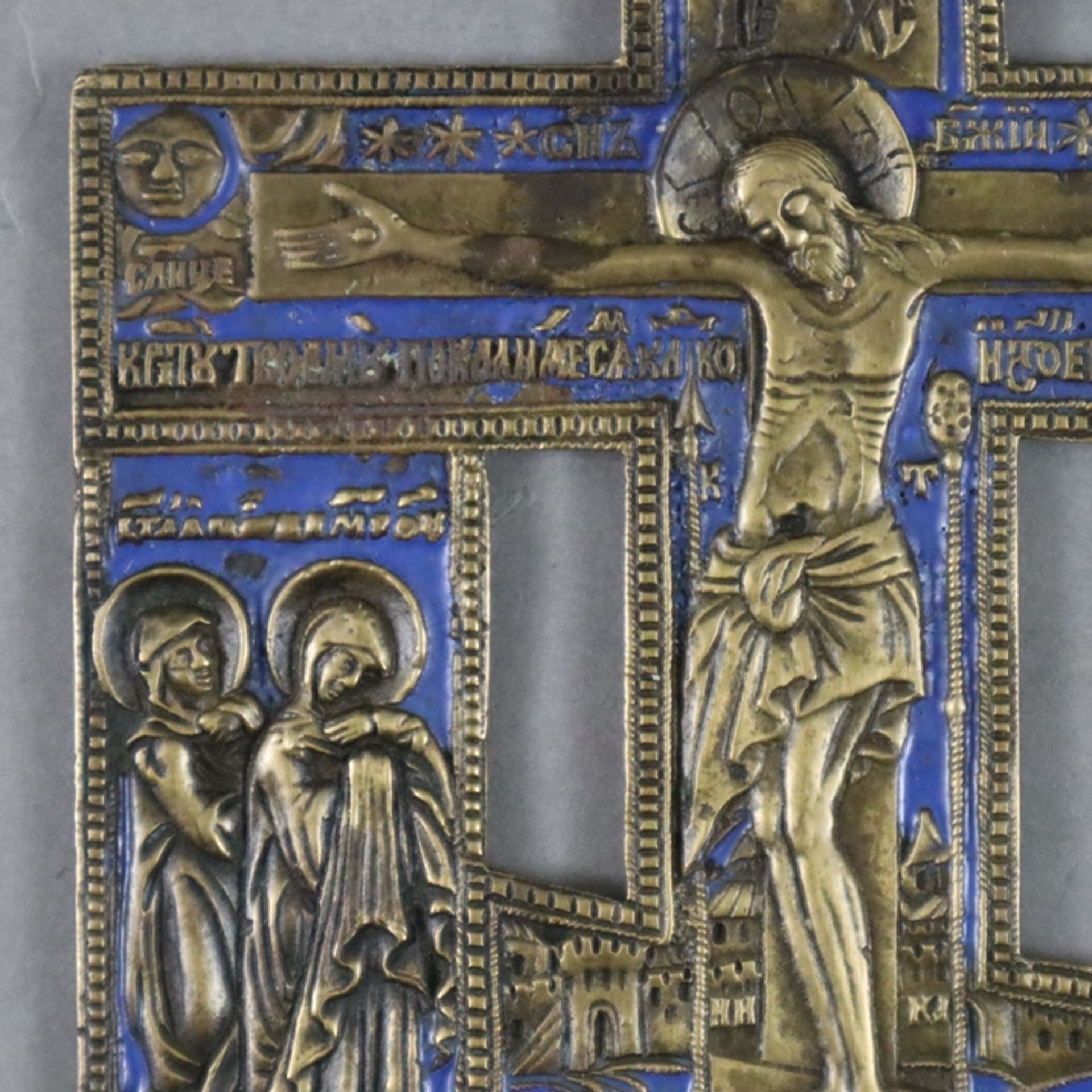 Erweitertes Segenskreuz - Russland, 19. Jh./um 1900, Bronzelegierung, teils blau emailliert, relief - Bild 4 aus 7