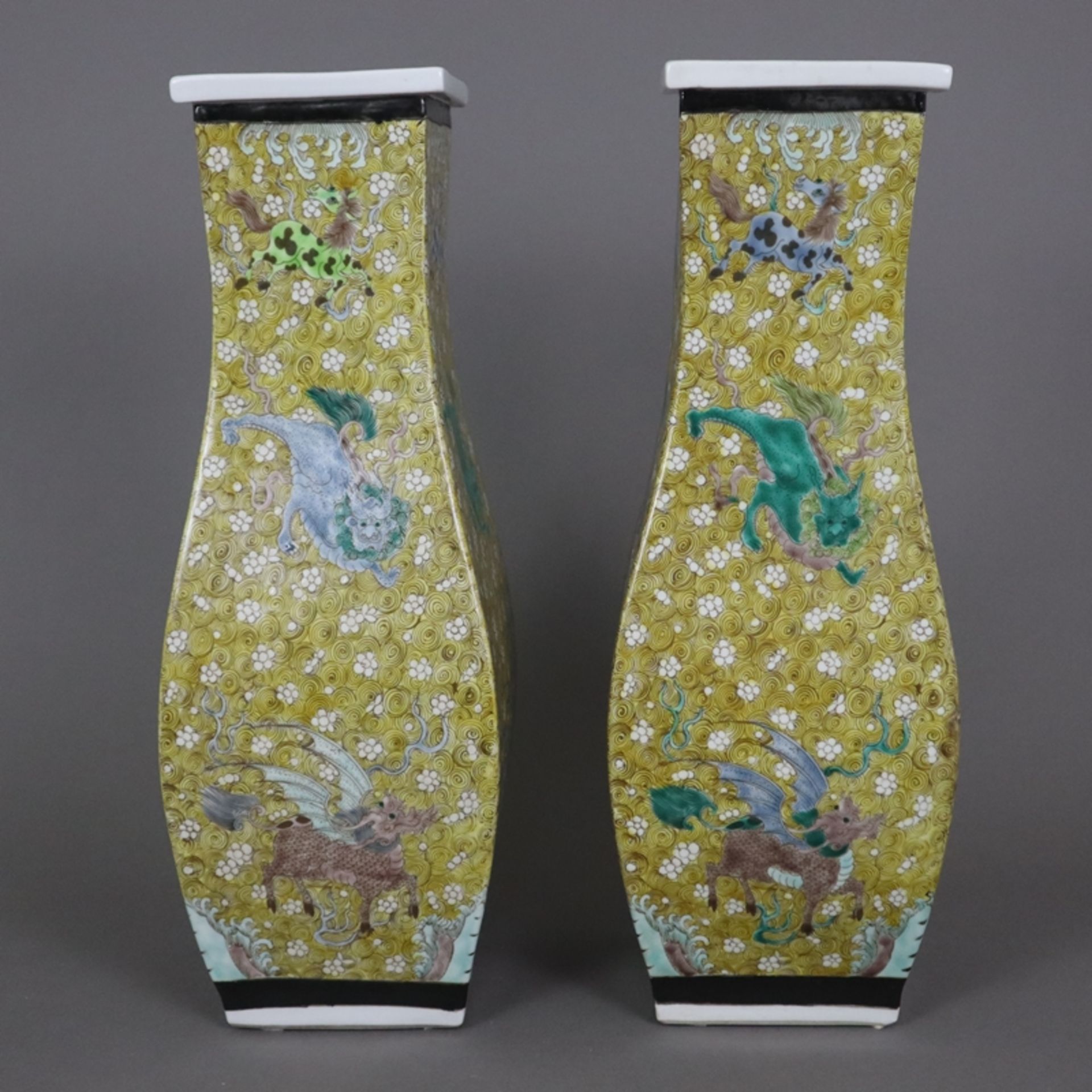 Ein Paar Vasen - China, ausgehende Qing-Dynastie, gebauchte Vierkantwandung mit flachem vorkragende
