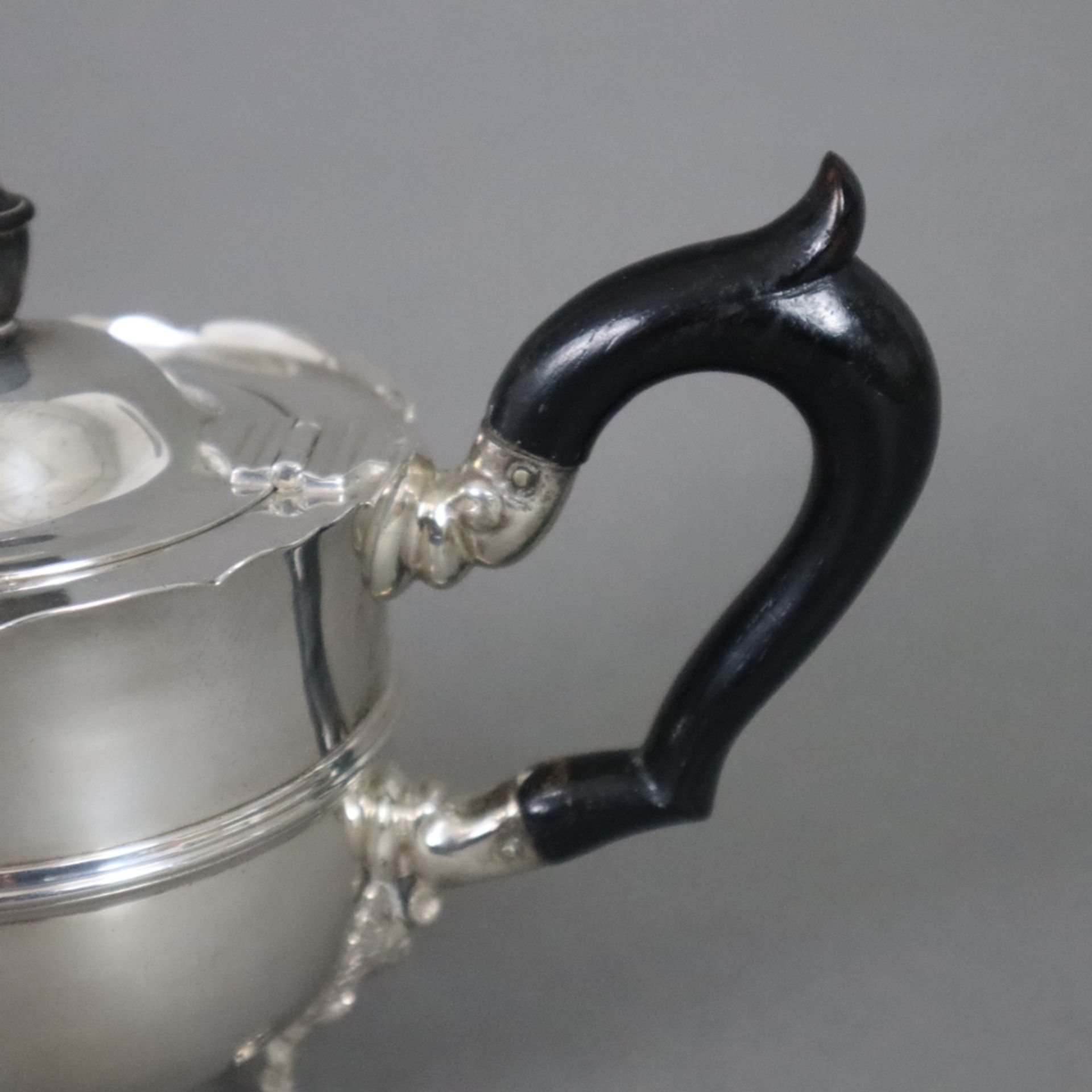 Silber-Teekern - England, 1.Hälfte 20.Jh., Sterling Silber, 3-tlg. bestehend aus Teekanne (0,5 l), - Bild 4 aus 9