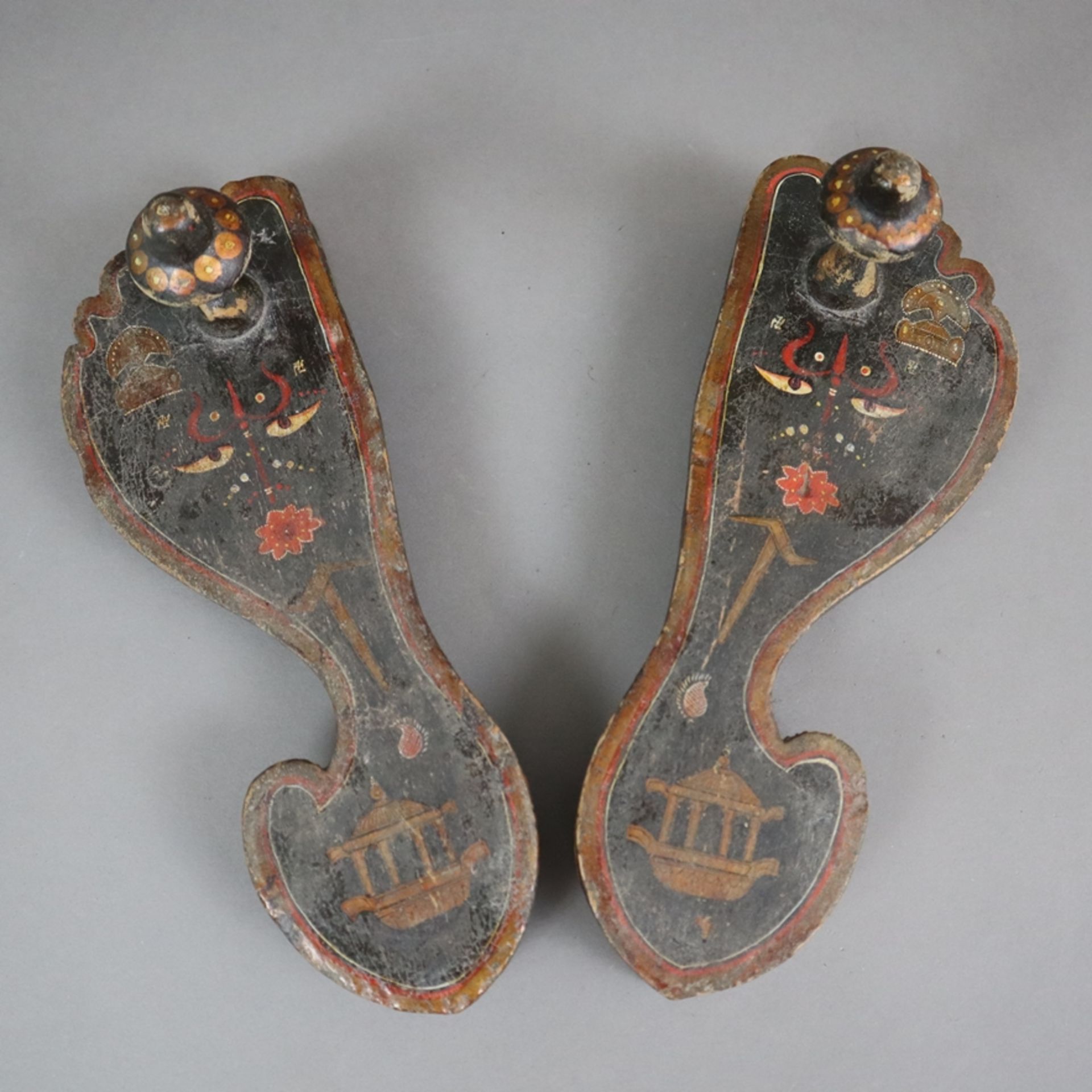 Drei Paar Pflocksandalen sog. „Paduka“ - Indien 19./20.Jh, Sohle, angearbeitete Stelzen unter Spitz - Bild 4 aus 8