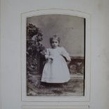 Fotoalbum - 19.Jh./um 1900, mit ca. 60 Portraitfotografien, unter anderem Kinderportraits, geprägte