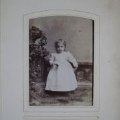 Fotoalbum - 19.Jh./um 1900, mit ca. 60 Portraitfotografien, unter anderem Kinderportraits, geprägte