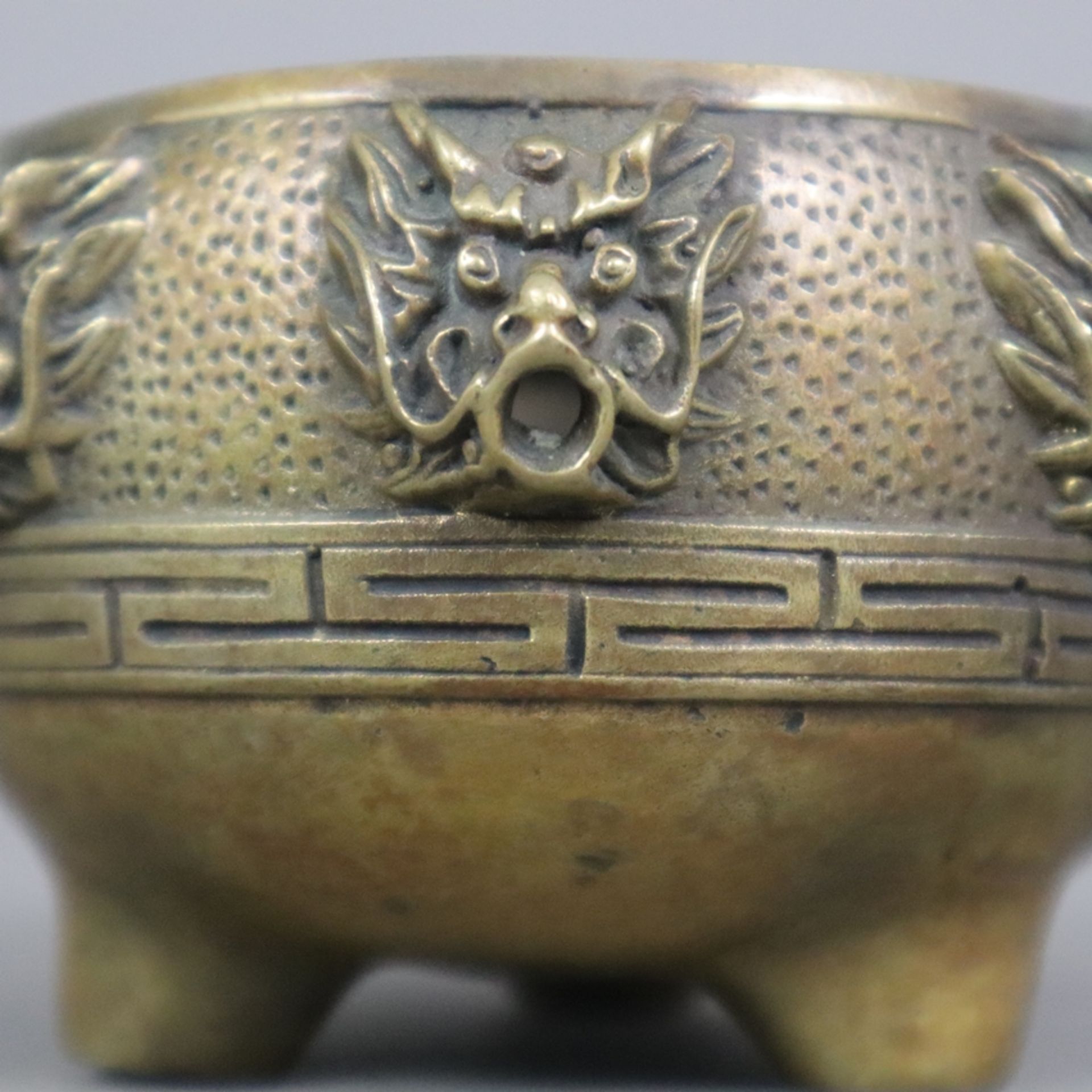 Zwei Weihrauchbrenner - China, Gelbbronze, runde Formen auf drei Stumpenfüßen, als Dekor umlaufend  - Bild 10 aus 11