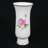 Vase - Meissen, 20.Jh., Dekor "Rote Rose", Porzellan, Balusterform, polychrome florale Bemalung, Go