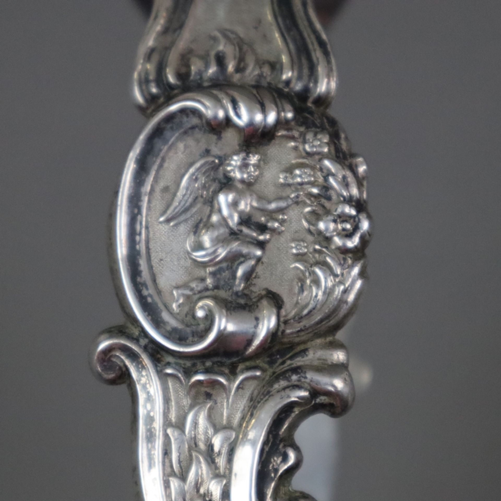Gebäckzange - 19. Jh., 12 Lot Silber, punziert: 12 / F.G., üppig dekoriert mit Rocaillen-, Muschel- - Bild 4 aus 7