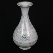 Flaschenvase - China, vom Typ „Yuhuchun“, Porzellanvase mit birnenförmigem Körper, dekoriert mit Lo