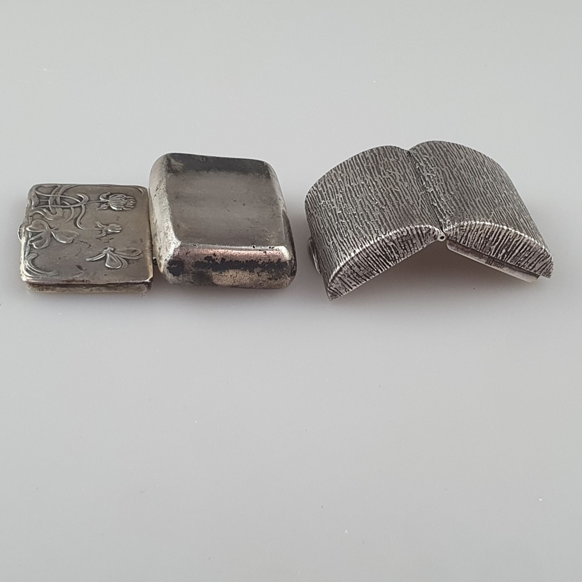 Zwei Pillendosen - Silber, jeweils mit Scharnierdeckel und Daumengriff, 1x mit Jugendstil-Relief, u - Bild 4 aus 5