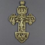 Kreuz - Russland, 19. Jh./um 1900, Messinglegierung, reliefierte Darstellung Christi im Typus der V